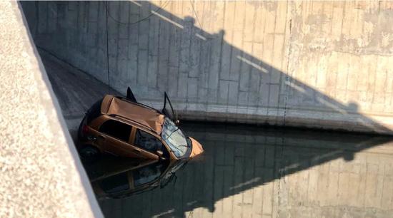 突发！呼和浩特一轿车深夜坠河，2人不幸身亡