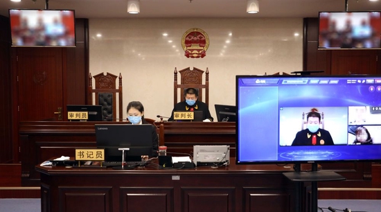 太原市中级人民法院法官采用“云间庭审”方式，对一起离婚纠纷案进行二审线上询问（2020年2月10日摄）。新华社发
