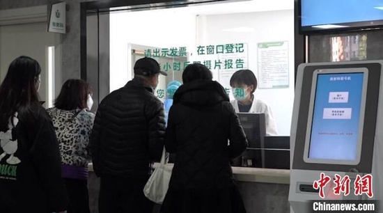 资料图：社区居民在登记准备CT检查 张践 摄