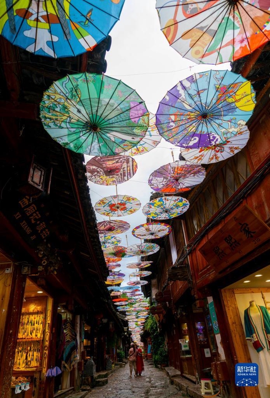 这是2021年8月19日拍摄的丽江古城内一条油纸伞装饰的巷子。新华社记者 陈欣波 摄