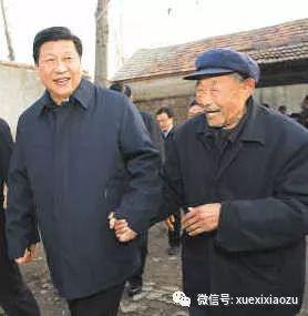 习近平亲切地拉着八十三岁的“老支前”王克昌的手去他家看望