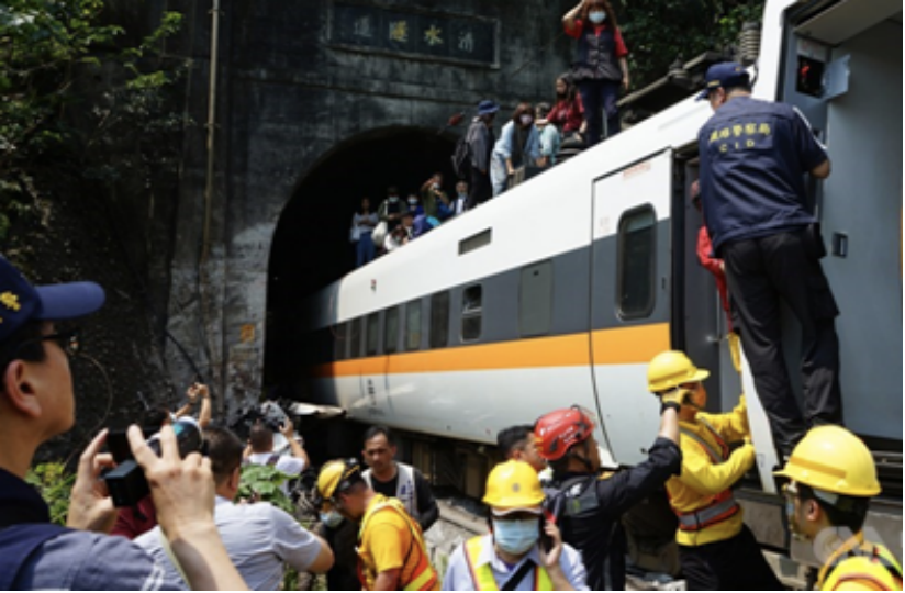 “太鲁阁”408次列车发生出轨事故，多人受困，列车上没有受伤的乘客沿着车厢顶陆续走出