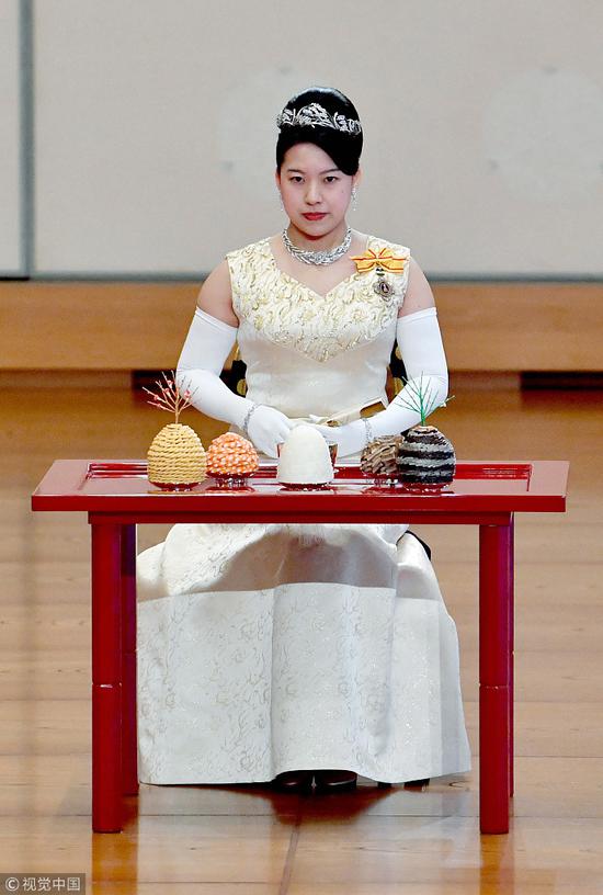 绚子公主出席传统仪式，报告祖先神灵自己将成婚（视觉中国）