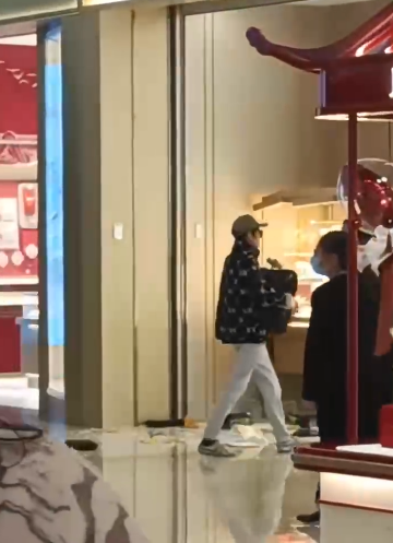 我把闲置房子给亲妹住，带娃回去过年，她竟收我300一晚房租