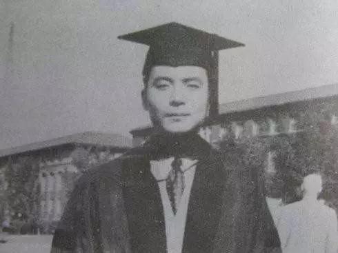 邓稼先夫人:邓稼先妻子许鹿希33年不愿搬家 因为这原因 1950年8月,摄于美国普渡大学,26岁的邓稼先获得博士学位