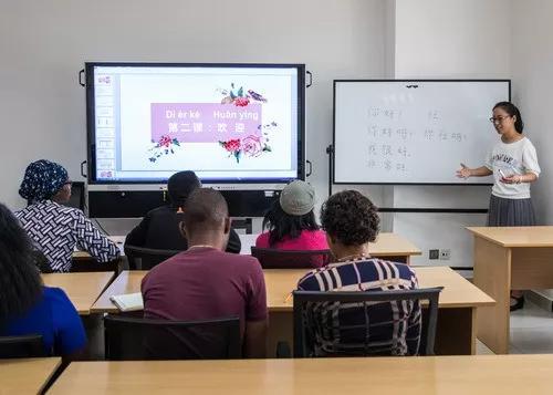 在肯尼亚的内罗毕大学孔子学院，许晶（右一）为当地学生上中文课。新华社记者 吕帅 摄&nbsp;