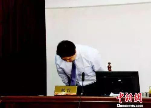 图为2018年9月28日，叶挺后人诉“暴走漫画”案在西安宣判，被告方向原告方致歉。　陕西法院供图 摄