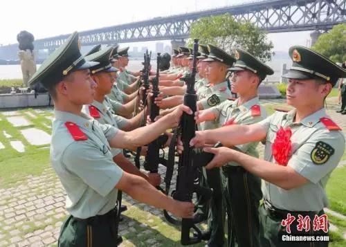 资料图：2017年8月29日，武警湖北省总队武汉市支队组织服役期满即将退伍的老兵“向钢枪、向大桥、向哨位”告别。 中新社记者 张畅 摄