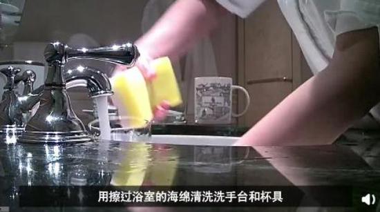 视频显示，上海四季酒店服务员用擦过浴室的海绵清洗洗手池和杯具。