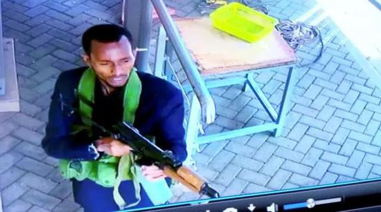 △肯尼亚内罗毕事发现场附近监控摄像头拍摄到的枪手（视频截屏）