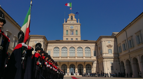 △欢迎仪式开始前的意大利总统府。总统府又名奎里纳莱宫（Palazzo del Quirinale），坐落于罗马七丘之一的奎里纳莱山，1871年罗马并入意大利王国后改为王宫。1946年以后改为意大利共和国总统府。占地面积11万平方米，是世界第二大国家元首府邸，也是一座艺术宫殿。（央视记者李铮拍摄）