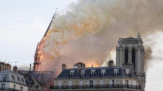 巴黎圣母院尖顶倒塌的一刻（图源：推特）