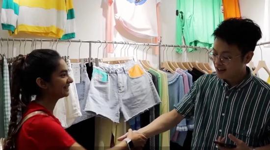 ▲跟店主成为益友人的阿努什卡(左)。(视频截图)