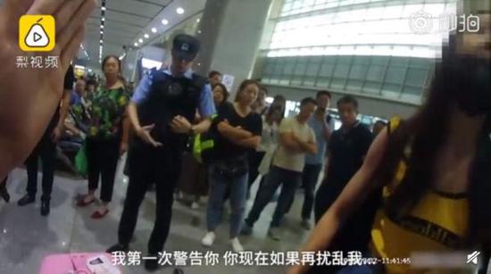 对警察说“你完了” 自称公众人物的女演员道歉