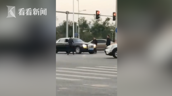 电瓶车闯红灯大闹天竺完整版mp4撞上劳斯莱斯 车