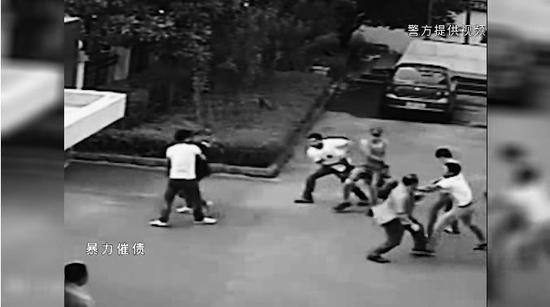 涉黑团伙:涉黑团伙逼人街头殴打他人 警方带全城追捕