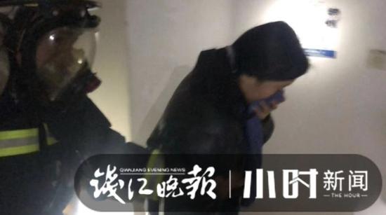 浙工大宿舍楼起火火焰冲出窗外 多名被困女生获
