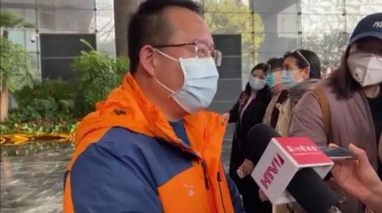  杭州市红十字会医院副院长邓旻，也是这批医疗队队长