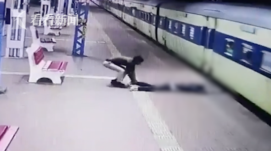 印度男子赶火车摔倒头被卡站台缝隙 铁警一招救