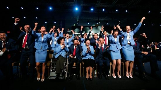 2015年7月31日，在吉隆坡举行的国际奥委会第128次全会上，北京申冬奥代表团成员庆祝获得举办权。新华社记者王丽莉摄