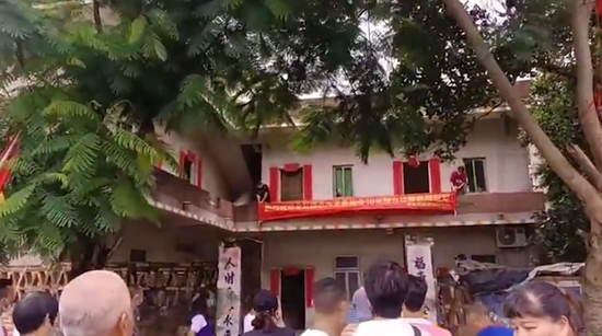  全红婵家门口围满了前来打卡的网、亲戚 图源：视频截图