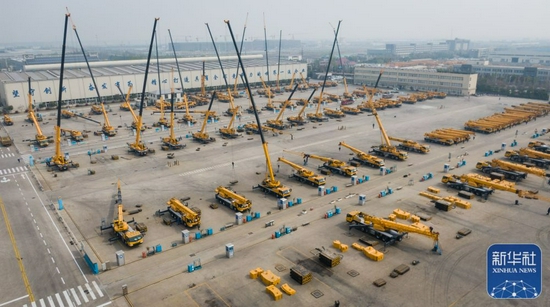 这是2019年4月4日在徐工集团徐州重型机械有限公司拍摄的调试中的起重机（无人机照片）。新华社记者 李响 摄