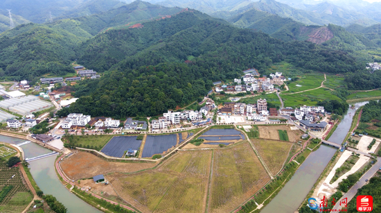 山脚下的连樟村已从昔日贫困村转变为宜居宜业的美丽乡村。