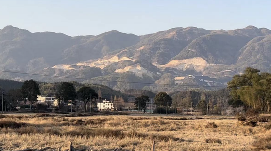 花桥乡锂矿石产区，部分山体被挖开。摄影：刘丁  郑可书