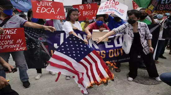 今年2月，菲律宾民众抗议对美开放军事基地。图源：AP