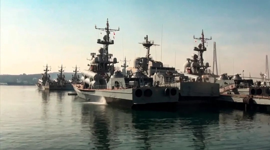 ▲14日，俄罗斯太平洋舰队的导弹艇准备启航前往符拉迪沃斯托克附近进行演习。（美联社）