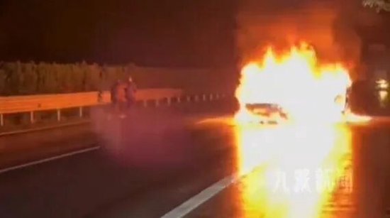 高速上发生车祸，火光冲天，男子火海逆行救人，刚转移伤员现场就发生爆炸！当事人回应：救人时没想太多，只担心爆炸毁掉两个家庭