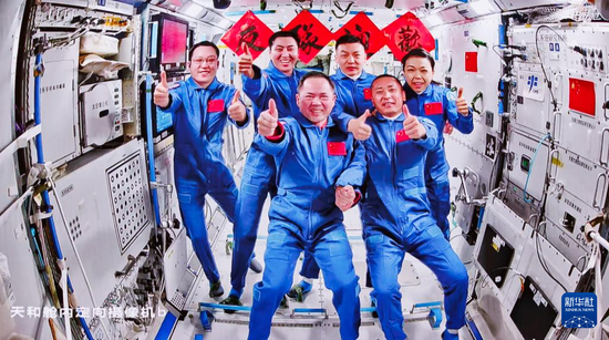 从“比心”到“开箱”：香港首位航天员，写下深度融入国家航天的生动注脚