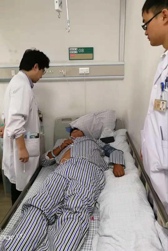 [小王躺在医院病床上]