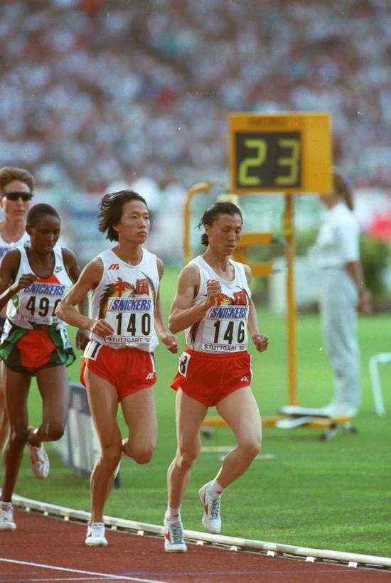 1993年8月21日,中国选手王军霞(中)在第四届田径世锦赛上夺得女子1万