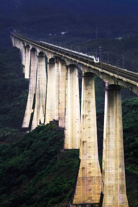 蔡家沟特大桥，位于沪汉蓉快速客运通道的重庆-利川段，最高墩139米，是世界上最高的双线铁路桥墩，摄影师@武嘉旭/星球研究所