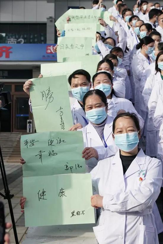 3月10日，在方舱医院的休舱仪式上，武汉市第三医院的医护人员在纸上写下愿望。中青报·中青网记者李强/摄