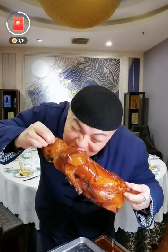 博主吃播老北京美食引争议 网友：这能代表老北