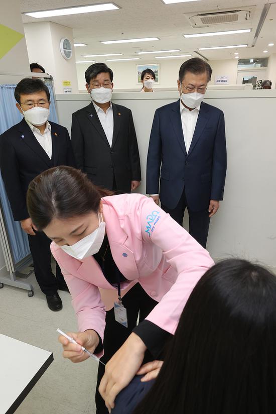 韩国总统文在寅视察新冠疫苗接种