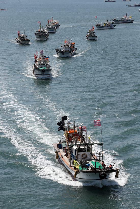  韩国150多艘渔船海上游行，抗议日本排污入海