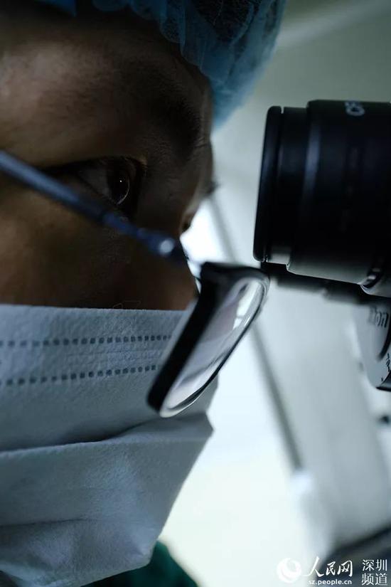 贺建奎实验室研究人员在做胚胎注射