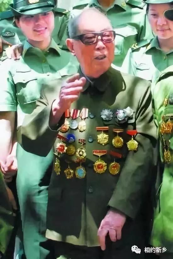 郭兴为部队兵士讲战斗故事