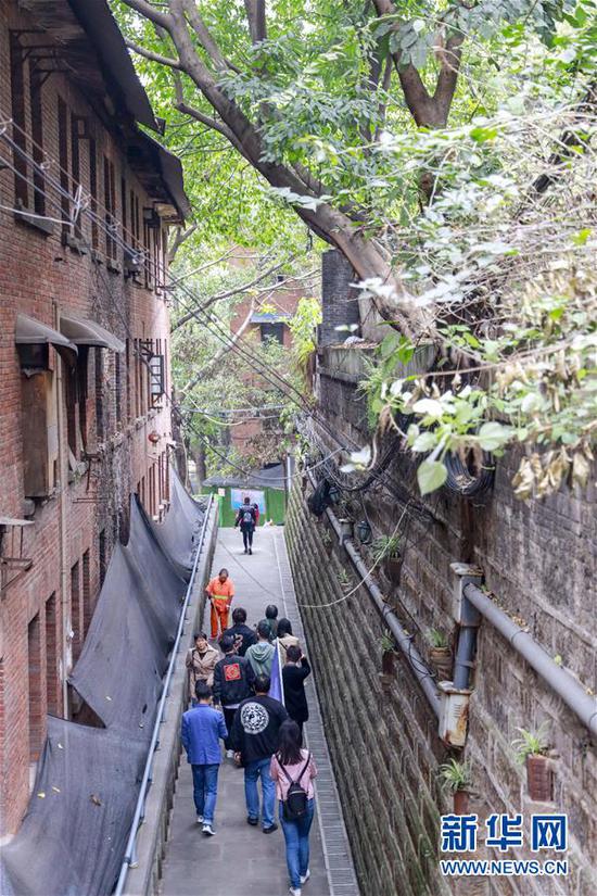 游客在重庆渝中区的山城第三步道前行（4月3日摄）。 新华社记者 刘潺 摄