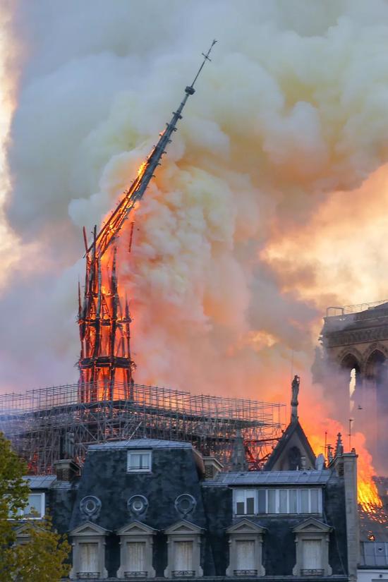 △巴黎圣母院塔尖坍塌瞬间。图/东方IC