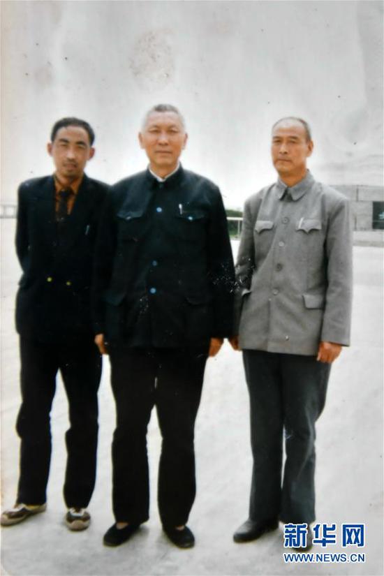 这是1992年郝郁民(中)、张玉生(左)和韩忠民的合影(翻拍资料照片)。 新华社记者 曹阳 摄
