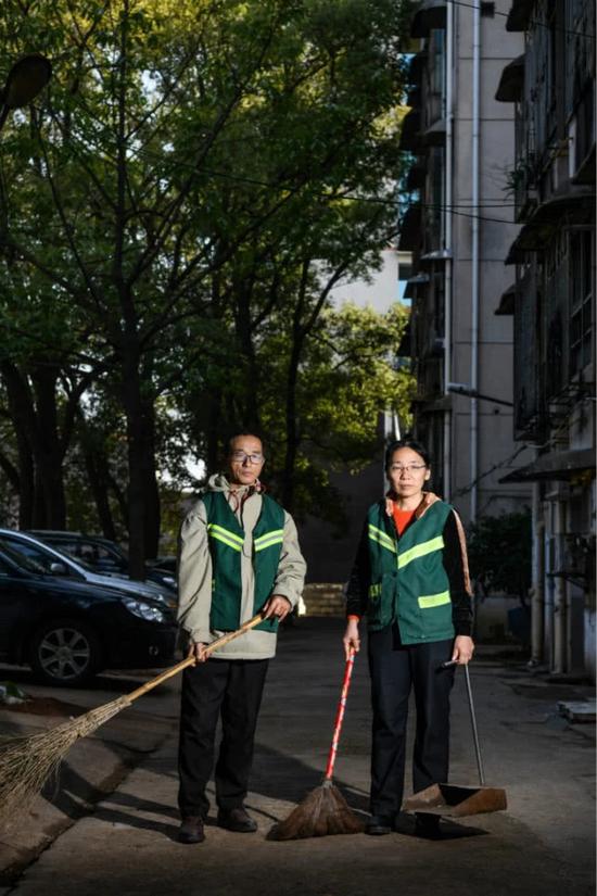  12月3日，赵洪明和高秀莲夫妻在学校马路打扫。