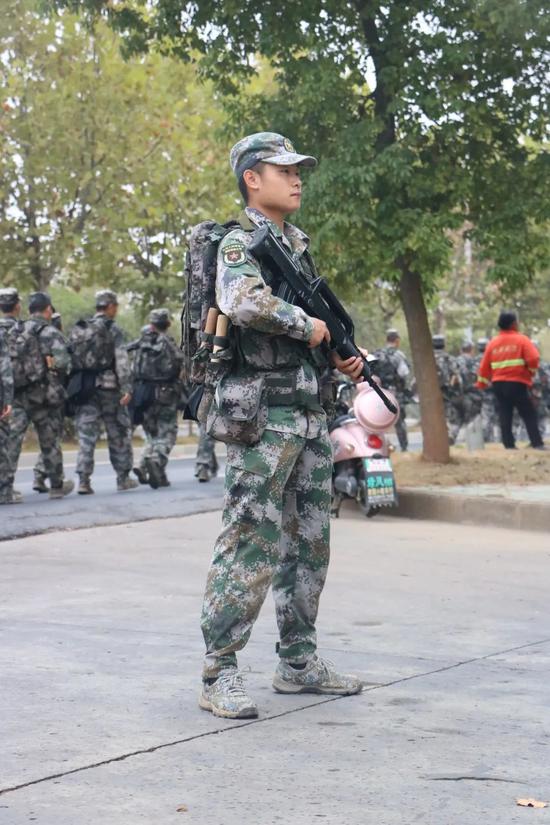 『搬砖男孩』“搬砖男孩”国防科大毕业后主动申请赴疆