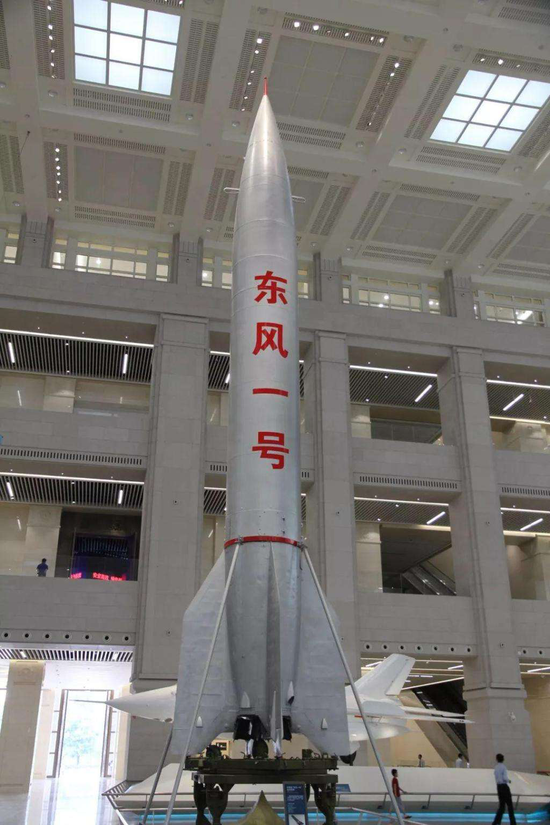 博物馆展出的东风一号导弹。