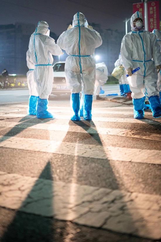 感动 通宵做核酸检测她穿着防护服躺草地上睡着了 新冠肺炎 新浪新闻