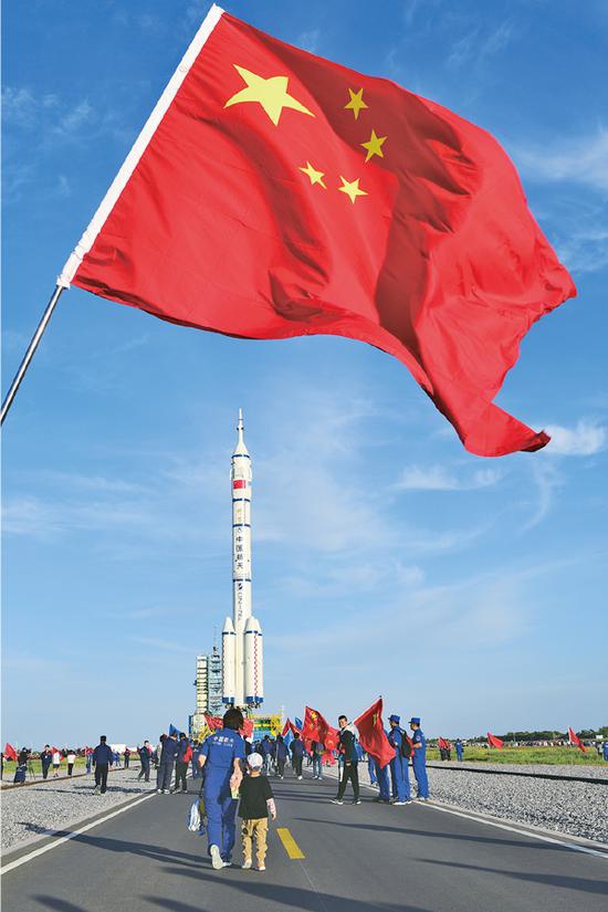 2021年6月9日,神舟十二号载人飞船与长征二号F遥十二运载火箭组合体在甘肃酒泉卫星发射中心发射区整装待发,将运送3名航天员至空间站天和核心舱。 中新社发 汪江波/摄