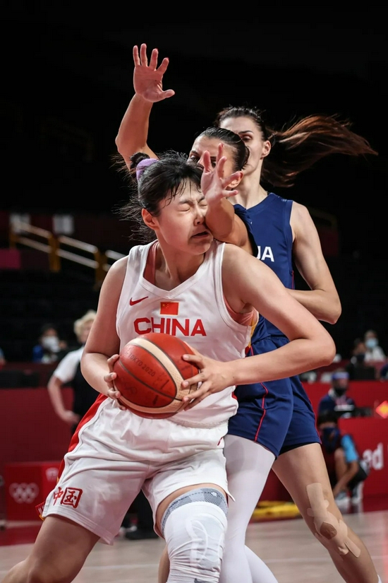 8月4日，中国队球员李月汝（左）在比赛中带球突破。当日，在东京奥运会女子篮球四分之一决赛中，中国队以70比77不敌塞尔维亚队，无缘半决赛。新华社记者 潘昱龙 摄